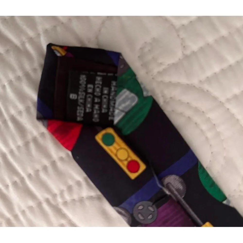 “TrafficLights” by Caila Age 10 Artwork @ Save the Children Men’s Tie 100% Silk - Picture 4 of 7